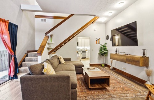 Ohio City House | The Redwood Retreat- 5Bed/4Ba with a Rooftop Deck in the Heart of Ohio City
