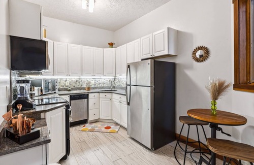 Ohio City House | The Redwood Retreat- 5Bed/4Ba with a Rooftop Deck in the Heart of Ohio City
