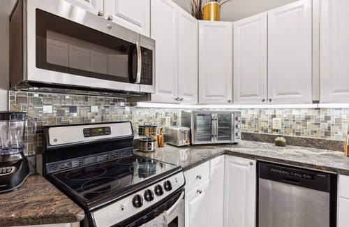 Ohio City House | The Redwood Retreat- 5Bed/4Ba with a Rooftop Deck in the Heart of Ohio City