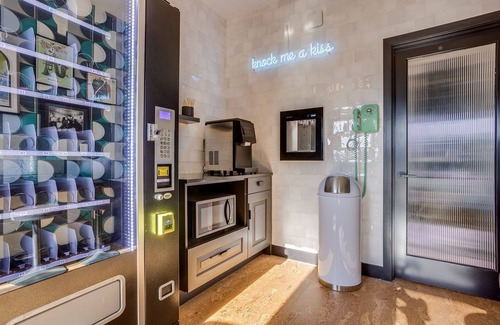 Newport House | The Reed @ The Louie Boutique Motel, Private Sauna! Walk to Everything!