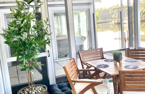 Bainbridge Boat Rental | The Reel Time on the Flint River houseboat.