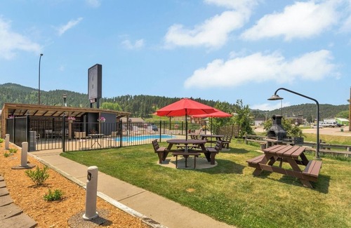 Hill City Hotel | The Relaxing Creekside