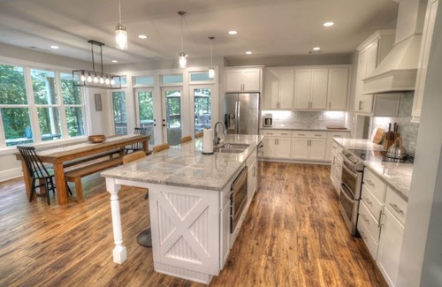 Clarkesville House | The Reserve | 5 BR Mtn Retreat w/Outdoor Great Room, Mins From Helen and Sautee