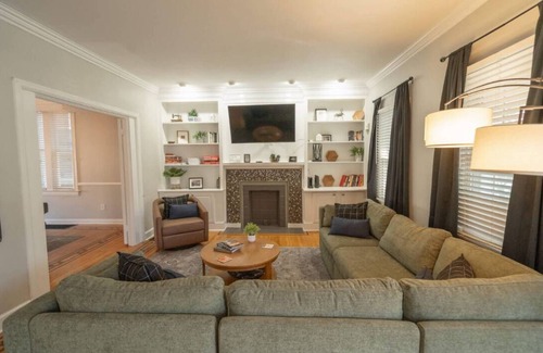 Highlands Douglass House | The Reserve ~ 5BR Fun! Hot Tub, Fire Pit, Deck, Walkable To Bardstown Rd