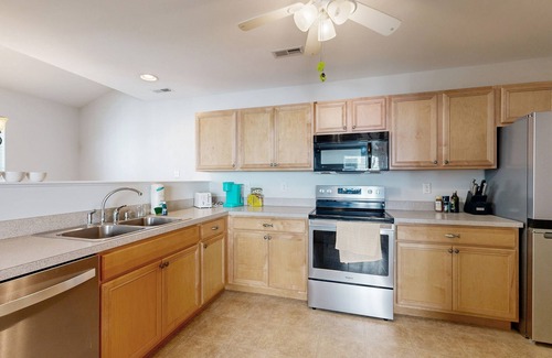 Lewes House | The Reserves of Nassau townhome w/shared pool, W/D & free WIFI