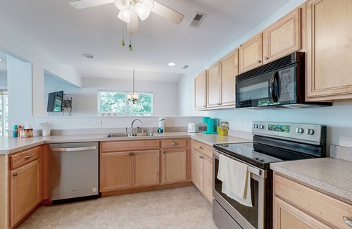 Lewes House | The Reserves of Nassau townhome w/shared pool, W/D & free WIFI