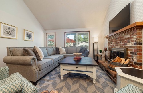 Beaverton House | The Restful Retreat: king Bed + yard + fire pit + kids + Pet friendly