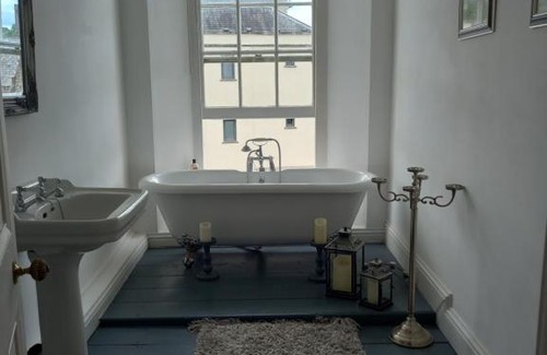 Tavistock House | The Retreat 2 large double rooms and 1 private bathroom
