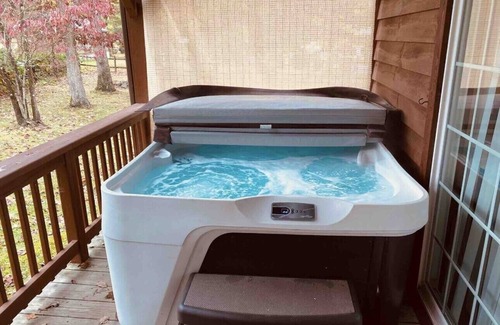 Pipestem Cabin | The Retreat at Rockridge (HotTub)