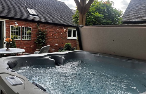 Hollington Cottage | The Retreat is a carefully transformed barn offering elegant and comfortable accommodation in the charming village of Hollington, close to Ashbourne and just a ten-minute drive from the Peak District.