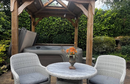 Hollington Cottage | The Retreat is a carefully transformed barn offering elegant and comfortable accommodation in the charming village of Hollington, close to Ashbourne and just a ten-minute drive from the Peak District.