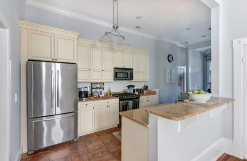 Hitch Village - Fred Wessels Homes Apartment | The Retreat on Broad @ Trustees' Garden