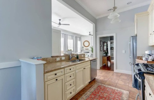 Hitch Village - Fred Wessels Homes Apartment | The Retreat on Broad @ Trustees' Garden
