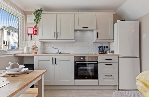Pembroke House | The Retreat - Short walk from beach, parking