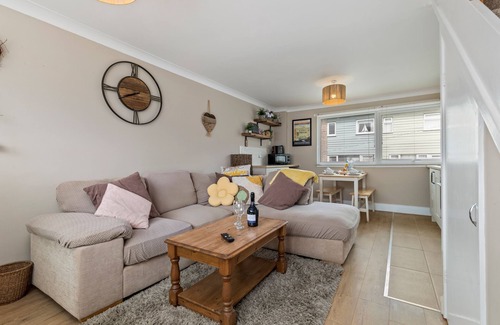 Pembroke House | The Retreat - Short walk from beach, parking