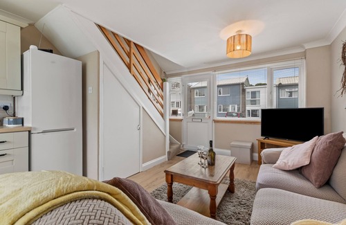 Pembroke House | The Retreat - Short walk from beach, parking
