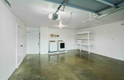South Side House | The Retreat-Spacious King Beds-Garage Parking-7 Beds-Cornhole Games