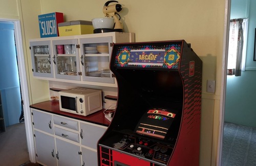 Aldinga Beach House | The ReTrO Beach Shack. 1 house from beach, WiFi, Arcade Machine, Walk to cafes