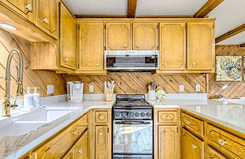 Blairsville Cabin | The Retro | Forest cabin in Blairsville with fireplace, deck & great location