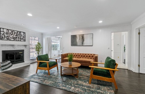 Sandy Springs House | The Retro Minimalist Cozy 3BR Home in Upscale Sandy Springs near Northside Med