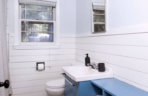 Wilmington House | The Retro Ranch Wilmington - 15 min to Wrightsville Beach, UNCW, Carolina Beach.