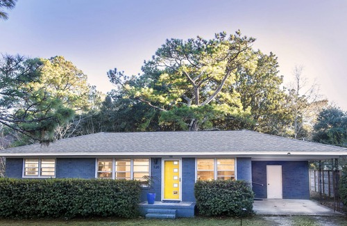 Wilmington House | The Retro Ranch Wilmington - 15 min to Wrightsville Beach, UNCW, Carolina Beach.