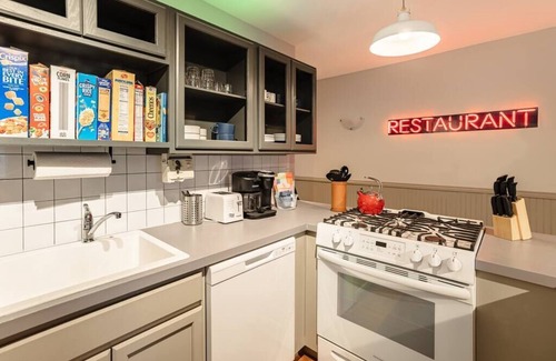 Roselawn Finance House | The Retro Retreats: Entire Building