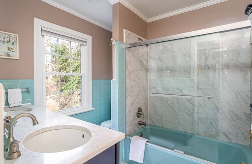 Williamsburg Bed & Breakfast | The Rhododendren-King-Luxury-Ensuite with Shower-G
