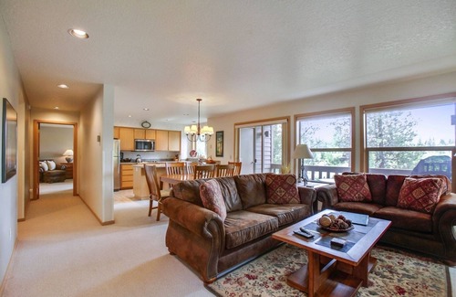 Sunriver Condo | The Ridge at Sunriver - Condo #1 - Access provided to onsite seasonal swimming pool & tennis facilities, year-round hot tub plus 4 bikes