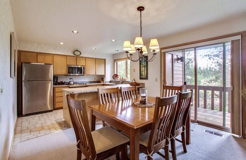 Sunriver Condo | The Ridge at Sunriver - Condo #1 - Access provided to onsite seasonal swimming pool & tennis facilities, year-round hot tub plus 4 bikes