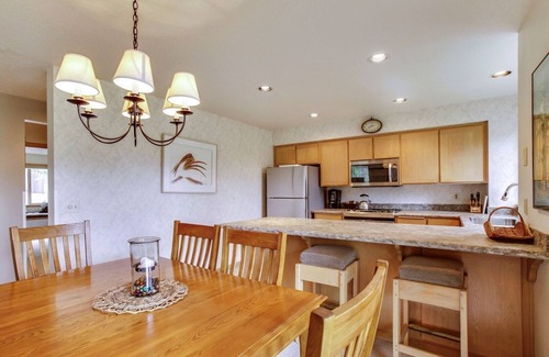 Sunriver Condo | The Ridge at Sunriver - Condo #1 - Access provided to onsite seasonal swimming pool & tennis facilities, year-round hot tub plus 4 bikes