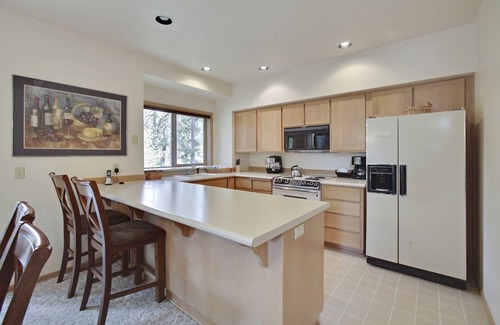 Sunriver Condo | The Ridge at Sunriver - Condo #24 - Access provided to onsite seasonal swimming pool & tennis facilities, year-round hot tub plus 4 bikes
