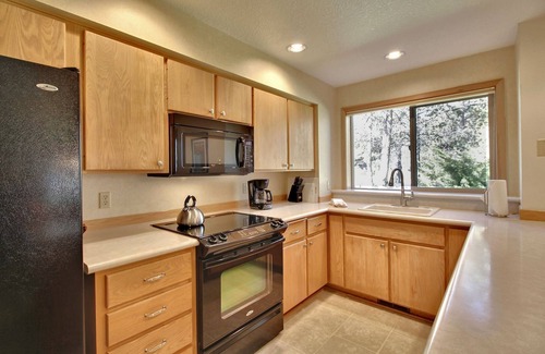 Sunriver Condo | The Ridge at Sunriver - Condo #29 - Access provided to onsite seasonal swimming pool & tennis facilities, year-round hot tub plus 4 bikes