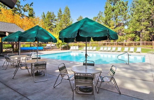 Sunriver Condo | The Ridge at Sunriver - Condo #44 - Access provided to onsite seasonal swimming pool & tennis facilities, year-round hot tub plus 4 bikes