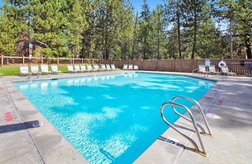 Sunriver Condo | The Ridge at Sunriver - Condo #44 - Access provided to onsite seasonal swimming pool & tennis facilities, year-round hot tub plus 4 bikes
