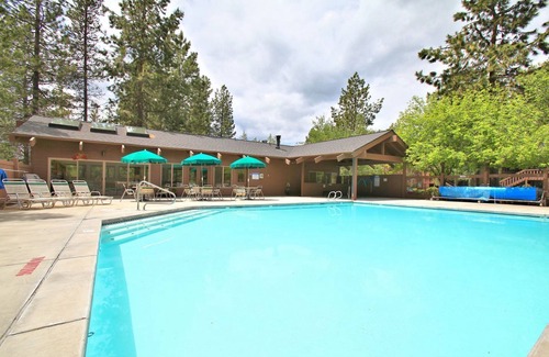 Sunriver Condo | The Ridge at Sunriver - Condo #44 - Access provided to onsite seasonal swimming pool & tennis facilities, year-round hot tub plus 4 bikes