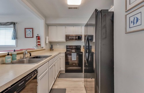 Kure Beach Condo | The Riggings D3 - Oceanfront condo with private deck and communiy pool