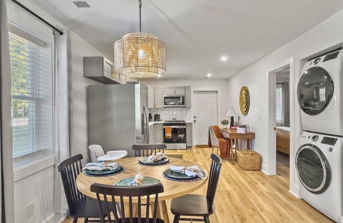 North Charleston House | The Riley adorable getaway 15 minutes to downtown Charleston with fenced yard