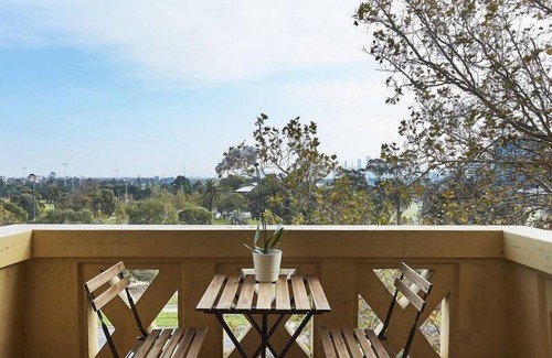 St Kilda Apartment | The Ritz- large St Kilda apartment w amazing views