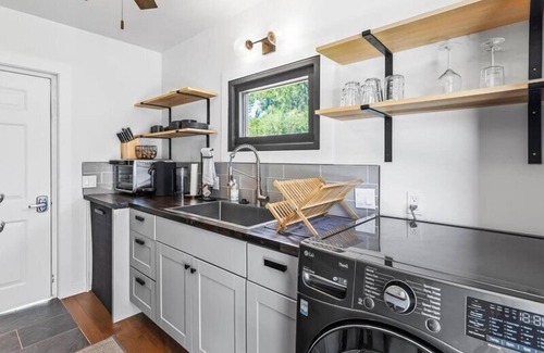 Yakima House | The River Box - Luxury Container Home w/ views + Hot Tub