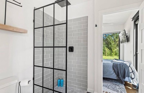 Yakima House | The River Box - Luxury Container Home w/ views + Hot Tub