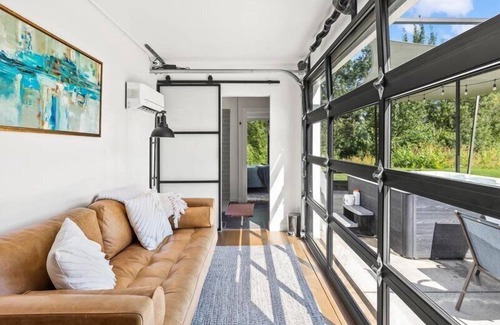 Yakima House | The River Box - Luxury Container Home w/ views + Hot Tub