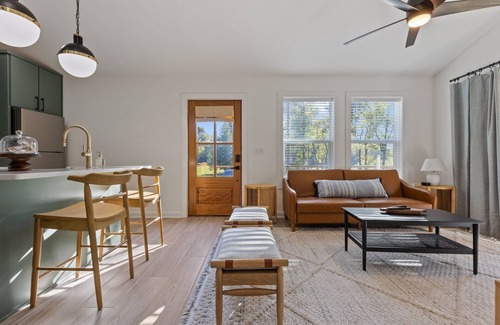 Hot Springs House | The River House (New, Modern, Hot Tub, Honeymoon, Couples Retreat, River Views)