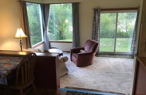 Quesnel House | The Riverwalk House, WALK DOWN Suite