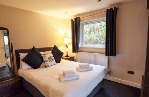 Saint Asaph Cottage | THE ROE, pet friendly, with hot tub in St Asaph