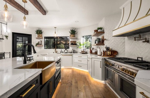 Chicago Park House | The Rollins Cove Retreat - Luxury Lakefront for unforgettable getaways.