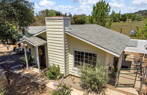 Julian Cottage | "The Romantic Mountain Getaway" - Includes Breakfast! Our own Farm Fresh Eggs!