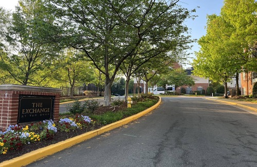 Landmark Condo | The Room at Eisenhower w/ parking. Walk to Blue & Yellow line Metro!