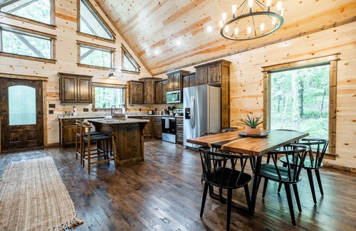 Broken Bow Cabin | The Roosevelt- Perfect for all! Hot Tub, Free WiFi, FREE Firewood!