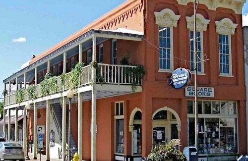 Oxford House | The Roost, 3BR Cozy Retreat by Velvet Ditch Villas